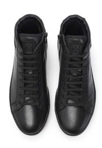 Černé kožené vysoké tenisky s kulatou špičkou, plochými černými tkaničkami a zipem po straně. Hladká textura a minimalistický design.