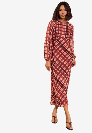 Friends Like These, LONG SLEEVE CHECK CHIFFON MIDI DRESS - Denné šaty - red check