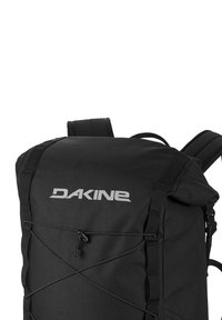Svart ryggsäck med rulltoppdesign, slitstarkt material, justerbara remmar, detalj med elastisk snodd och en framträdande "DAKINE"-logotyp.