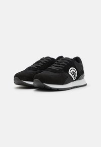 Sneaker nera con tomaia in mesh e suede, dettagli grigi, logo rotondo laterale e suola intermedia bianca a contrasto. Suola in gomma.