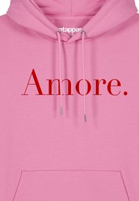 Rosa Kapuzenpullover aus weichem Stoff mit einer vorderen Kängurutasche, verstellbaren Kordeln und einem auffälligen roten "Amore."-Druck auf der Brust.