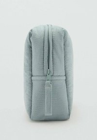 Světlé modré texturované pouzdro se zipem a táhlem. Obdélníkový tvar se hladkým povrchem a jemným švem.