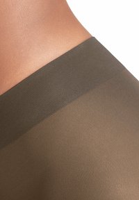 Transparante panty's in een warme bruintint, met een gladde textuur en een stevige, brede tailleband voor comfort. Een subtiele glans versterkt het uiterlijk.