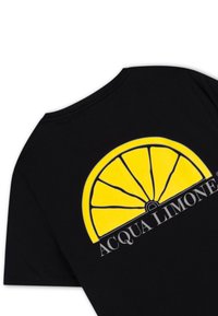 Svart bomullströja med en grafisk bild av en gul citronsskiva med svarta konturer och texten "ACQUA LIMONE" nedanför i grått.