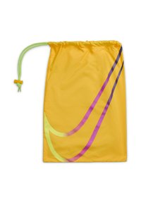Sac à cordon jaune en nylon lisse ; doté d'un cordon vert, d'un bouton jaune, et d'accents avec des lignes abstraites violettes et vertes.