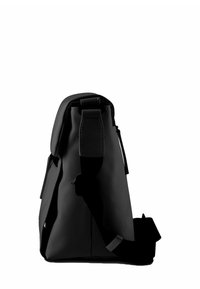 Borsa a spalla nera realizzata in materiale resistente, con forma strutturata, tracolla regolabile e una texture liscia con dettagli hardware minimi.