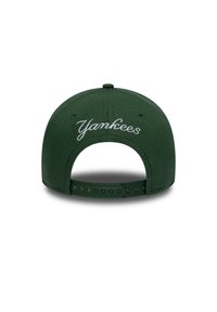 Πράσινο καπέλο μπέιζμπολ με επίπεδη γείσο και κλείσιμο snapback. Διαθέτει λευκή κεντητή επιγραφή «Yankees» στο πίσω μέρος. Κατασκευασμένο από υφή υφάσματος.