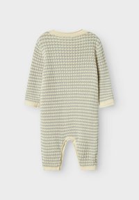 Combinaison en tricot pour bébé de couleur crème et rayures bleu pâle, avec des manches longues et des poignets côtelés.