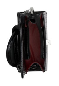 Zwarte handtas met krokodillenmotief en een gladde textuur, voorzien van een ritsvak en een rode binnenkant. Heeft een zilveren sluiting en dubbele handvatten.