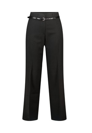Zwarte pinstripe broek met een losse pasvorm, voorzien van een glanzende zwarte riem, gestructureerde tailleband en wijde benen voor een nette uitstraling.