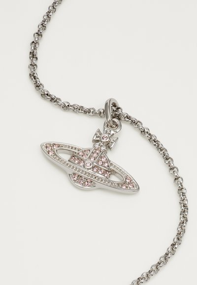 Hõbedane kettkaelakee, millel on Saturni ripats, kaunistatud roosa ja selge kristalliga, rõhutades keerulisi detaile ja poleeritud viimistlust.