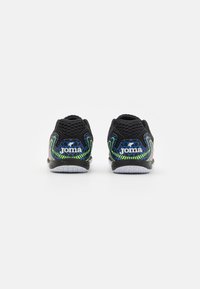 Zapatillas deportivas de malla negra con acentos coloridos, que presentan un diseño texturizado, suela de goma blanca plana y logotipo en el talón.
