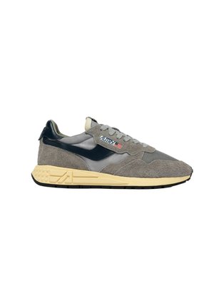Sneaker in suede grigio e blu navy con mesh, suola beige, design con stringhe e piccolo logo con bandiera americana sul lato.