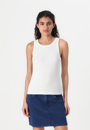 Hvit ripet tanktop med rund hals, kombinert med et denimskjørt. Enkel design, ermeløs og tettsittende fasong.