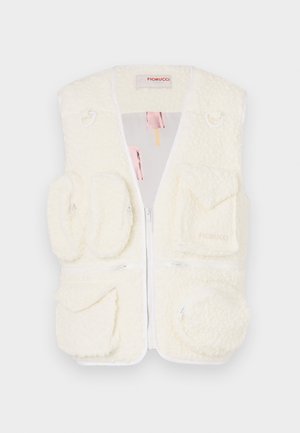 Fiorucci pörröinen valkoinen liivii, jossa on useita taskuja, etuvetoketju, teksturoitu materiaali ja pieni logo-aksentti rintakohdassa.