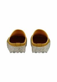 Žluté nazouvací boty s texturovaným nubukovým svrškem, bílou skvrnitou platformou a vroubkovaným okrajem na spodní straně.