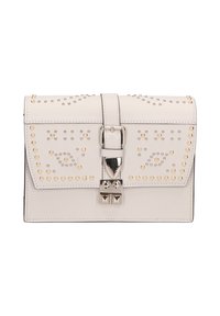 Borsa in pelle bianca con motivi borchiati, patta frontale con chiusura a fibbia e dettagli metallici. Texture liscia con dettagli a contrasto.
