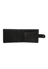 Cartera de cuero negro abierta para mostrar múltiples ranuras para tarjetas y un bolsillo transparente para identificación; textura suave, forma rectangular, diseño minimalista.