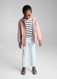 Svijetlo ružičasta vodootporna jakna s kapuljačom, nosi se preko prugastog bijelog i mornarsko plavog topa, svijetloplavih traperica i sivih balerinki. Jednostavan i funkcionalan dizajn.