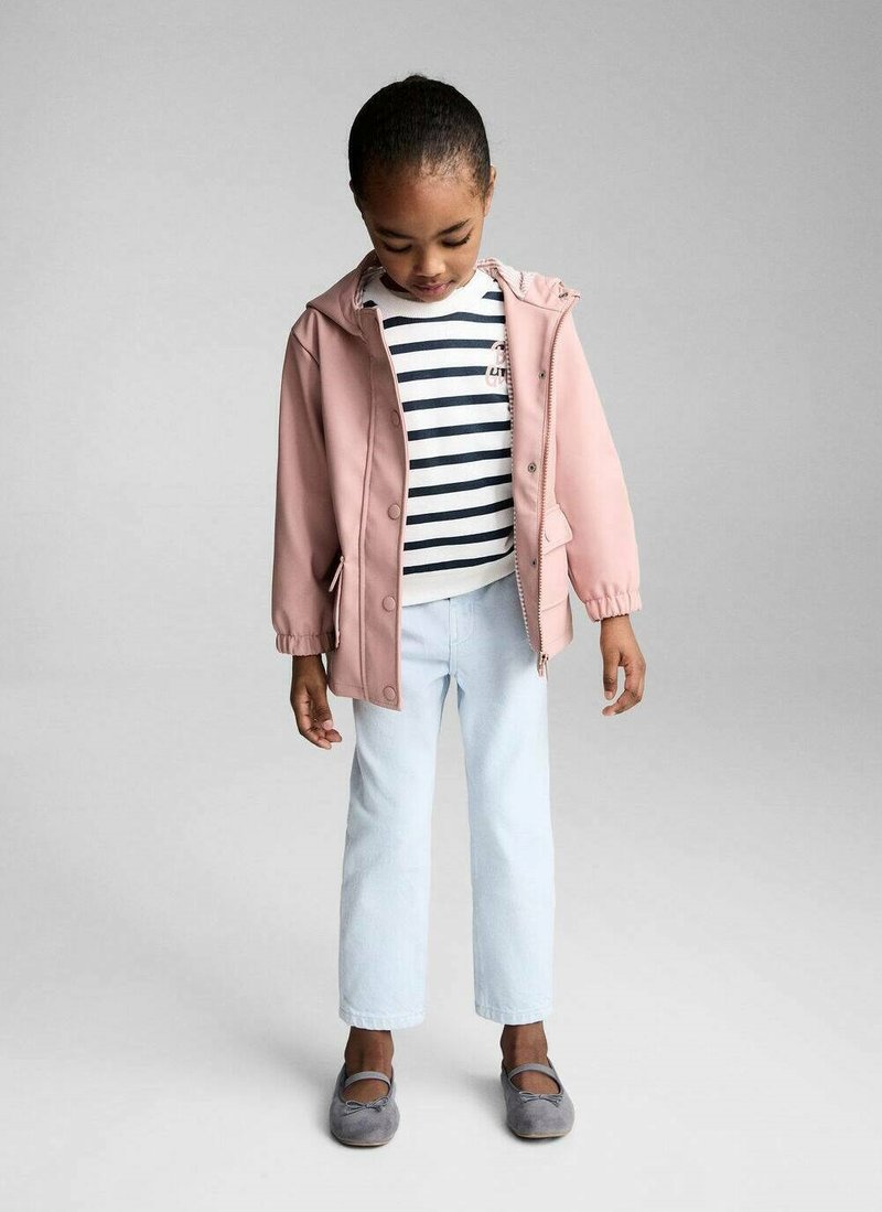 Svijetlo ružičasta vodootporna jakna s kapuljačom, nosi se preko prugastog bijelog i mornarsko plavog topa, svijetloplavih traperica i sivih balerinki. Jednostavan i funkcionalan dizajn.