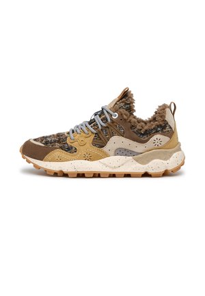 Brauner und beiger Sneaker mit gemustertem Stoff, dicker gesprenkelter Sohle, grauen Schnürsenkeln und flauschigem Futter rund um Knöchel und Zunge.