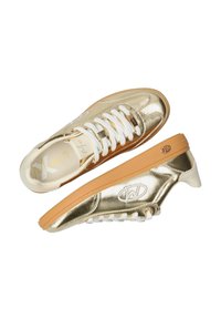 Guldmetallic sneakers med vita snören, med en slät yta, gummisula och logotypdetaljer på sidan och innersulan.