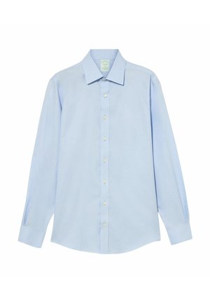 Camicia a maniche lunghe azzurro chiaro con colletto classico, chiusura a bottoni e polsini; realizzata in tessuto liscio, con vestibilità regolare e senza motivi.