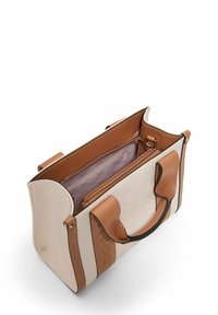 Große Tragetasche in Creme und Braun, mit einer strukturierten Außenseite, doppelten Tragegriffen und einem geräumigen Innenraum mit einem Reißverschlussfach.