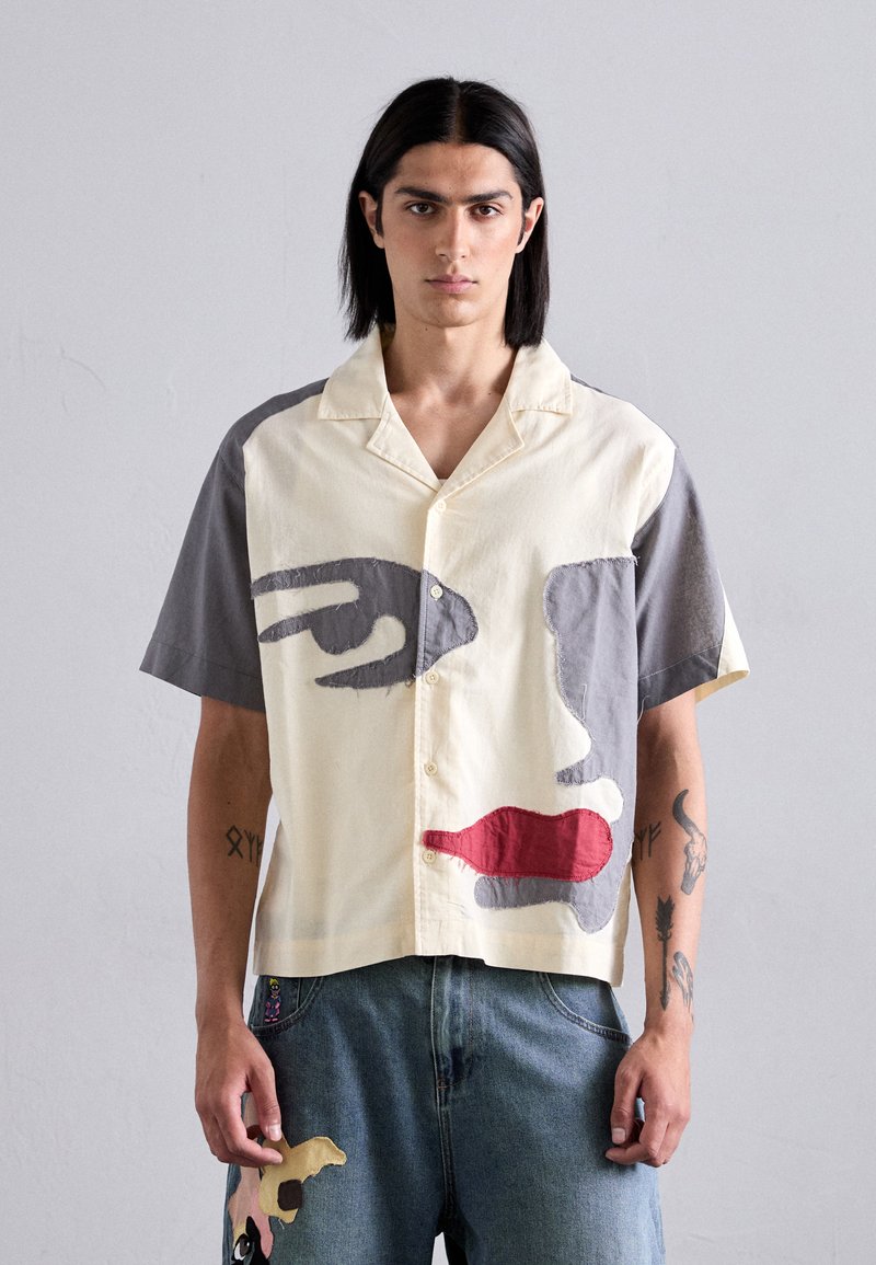 Kidsuper - PATCHWORK FACE CAMP  - Chemise - natural/brown, Agrandir