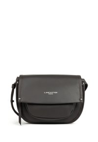 Borsa a spalla in pelle marrone scuro con chiusura a patta, hardware in argento, logo impresso e tracolla regolabile. Presenta una forma arrotondata.