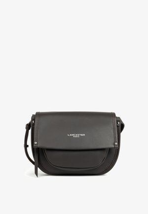 Borsa a spalla in pelle marrone scuro con chiusura a patta, hardware in argento, logo impresso e tracolla regolabile. Presenta una forma arrotondata.