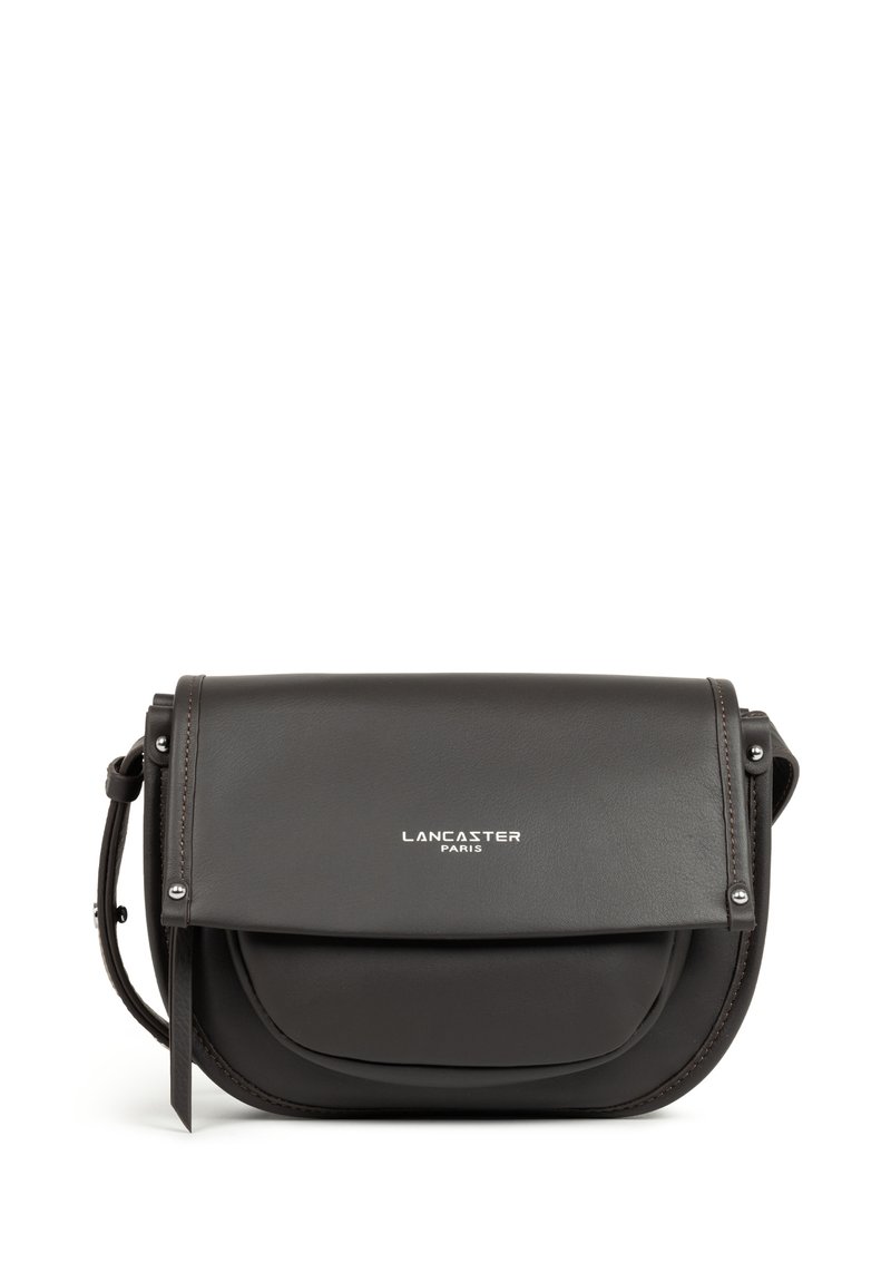 Borsa a spalla in pelle marrone scuro con chiusura a patta, hardware in argento, logo impresso e tracolla regolabile. Presenta una forma arrotondata.