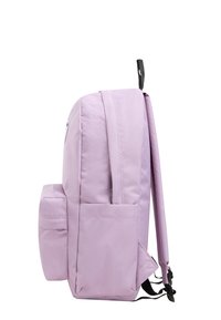 Zaino lilla con forma rettangolare, dotato di tasca frontale, spallacci imbottiti e manico ad anello per il trasporto. Tessuto dalla consistenza liscia.