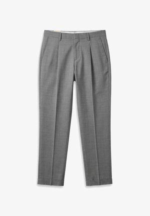 Pantaloni da abito grigi su misura con passanti per cintura, tasche laterali e pieghe frontali, distesi su sfondo bianco.