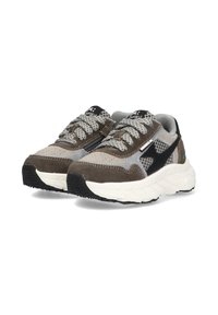 Sneakers sportivi con una tomaia in rete grigia, dettagli in suede marrone, accenti neri sui lati e una suola in gomma bianca texturizzata.