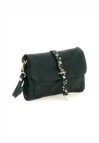Clutch in pelle verde con patta pieghevole, adornato con accessori metallici decorativi e un fermo argentato su un cinturino decorativo.