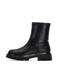Botas de cuero negro hasta el tobillo con punta redondeada, paneles laterales elásticos y una suela gruesa y estriada. Presenta un detalle de logo metálico en el lateral.