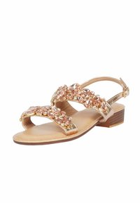 Sandal in oro con tacco basso, caratterizzato da accenti di gioielli rosa sulle cinghie e un morbido plantare color beige. La suola è marrone e texture.