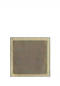 Pañuelo cuadrado de seda con fondo verde, intrincado patrón floral en naranja y blanco, y borde decorativo amarillo, etiquetado "Scalpers" en la esquina.