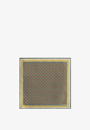 Pañuelo cuadrado de seda con fondo verde, intrincado patrón floral en naranja y blanco, y borde decorativo amarillo, etiquetado "Scalpers" en la esquina.