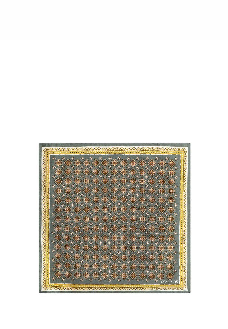 Pañuelo cuadrado de seda con fondo verde, intrincado patrón floral en naranja y blanco, y borde decorativo amarillo, etiquetado "Scalpers" en la esquina.