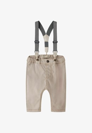Bež hlače za bebe s elastičnim strukom, tri gumba i crno-bijele prugaste podesive tregerice pričvršćene.