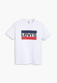Witte katoenen t-shirt met een rechthoekig Levi's-logo in marineblauw en rood over de borst. Korte mouwen en een ronde hals.