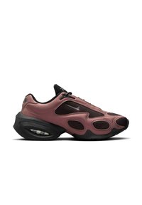 Schlichter Sneaker in gedecktem Mauve mit schwarzen Mesh-Einsätzen, dicker schwarzer Sohle mit sichtbarer Luftdämpfung und kleinem silbernem Swoosh-Logo.