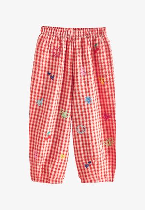Røde og hvide ternede bukser med elastisk talje og farverige broderede designs, herunder hjerter, sommerfugle og ord som kærlighed og vær dig selv.