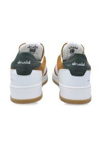 Zapatillas blancas y marrón claro con un talón texturizado en verde oscuro, que cuentan con un collarín acolchado en el tobillo y la marca "druid" en blanco en el talón.