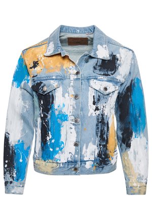 Kurtka dżinsowa z frontowymi guzikami, kieszeniami na piersiach i wielobarwnymi plamami farby w kolorze niebieskim, czarnym, białym i żółtym na tkaninie.