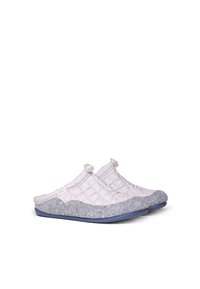 Chaussons blancs matelassés avec des accents en feutre gris, bout rond, élastique près de l'ouverture et semelle en caoutchouc bleue. Pas de motifs notables.