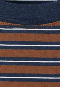 Pruhovaná látka v hnedej, tmavomodrej a bielej farbe s vodorovnými pásmi, s rebrovaným tmavomodrým golierom, hladkou textúrou a konzistentným vzorom.