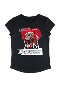 Sort bomulds t-shirt med et grafisk design af en hund, der bærer briller, og en rød hjertebaggrund. Teksten indeholder en legende besked om kæledyrsejerskab.